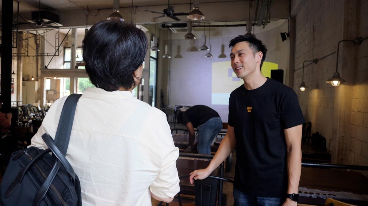 5 body language strategies for networking events